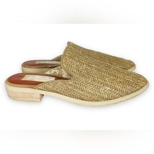 Closed toe slides. Brand: band of gypsies. Size 8.5 worn twice.